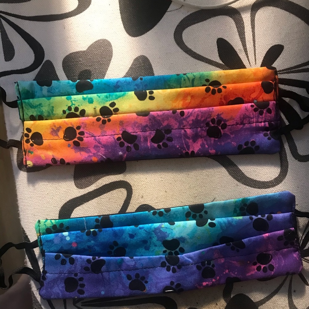 2 paw prints with filter pouch and nose wire